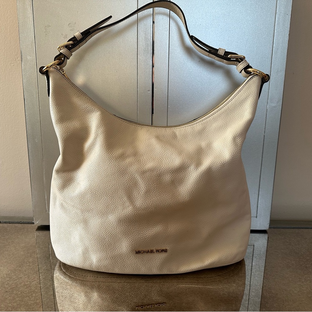 Michael Kors Lupita Large Shoulder Bag in Cream - Picture 2 of 4